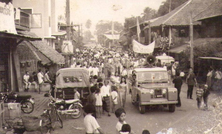 1971-mueang-surin-marketplace-procession.png