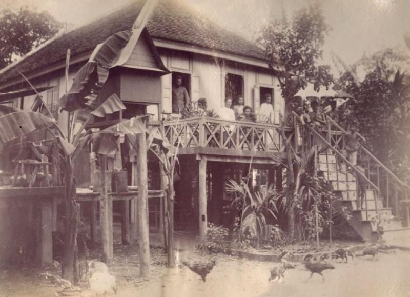 1899-farang-residence-and-servants-amphoe-kap-choeng-surin-province.jpg
